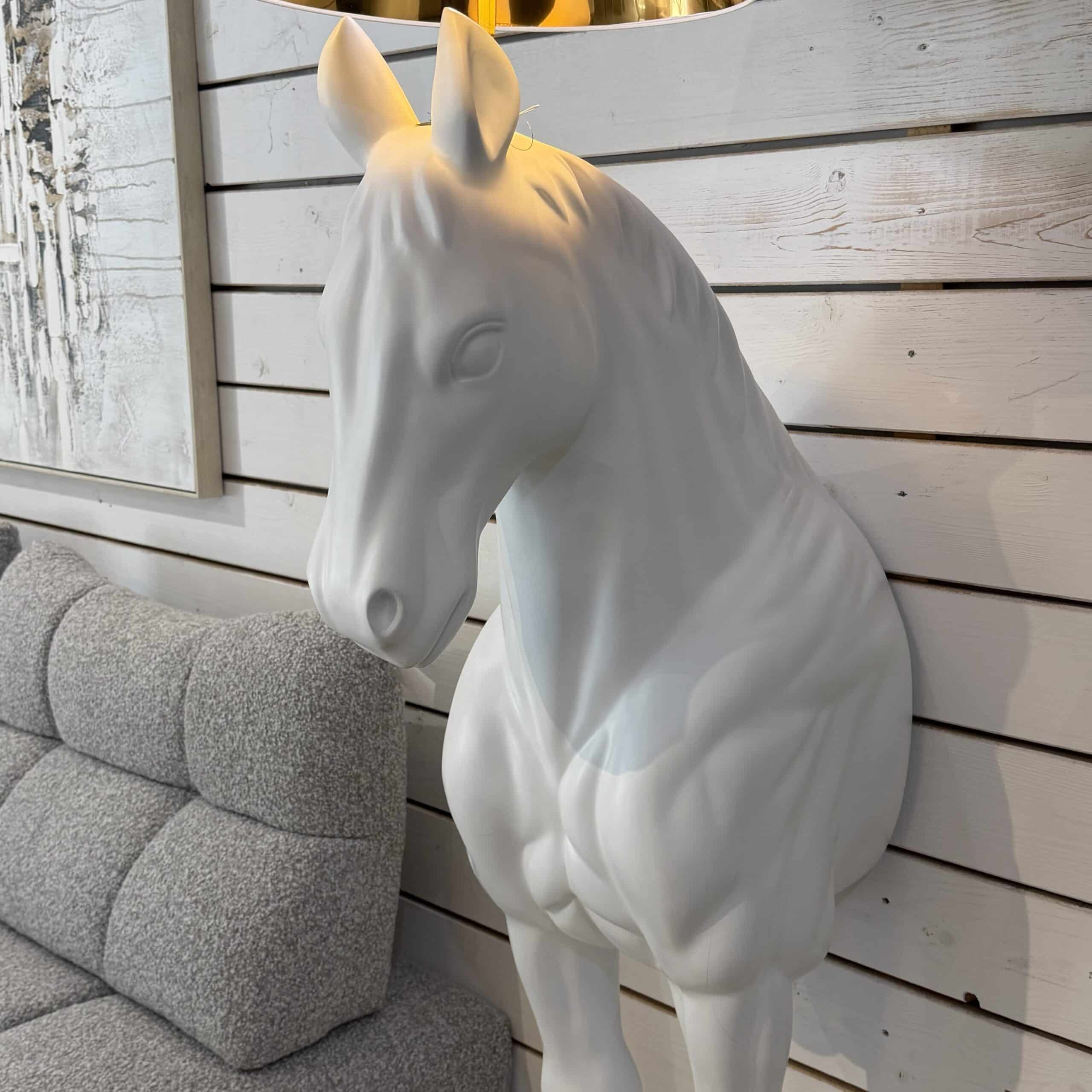 מנורת רצפה יוקרתית סוס לבן דגם סופיה