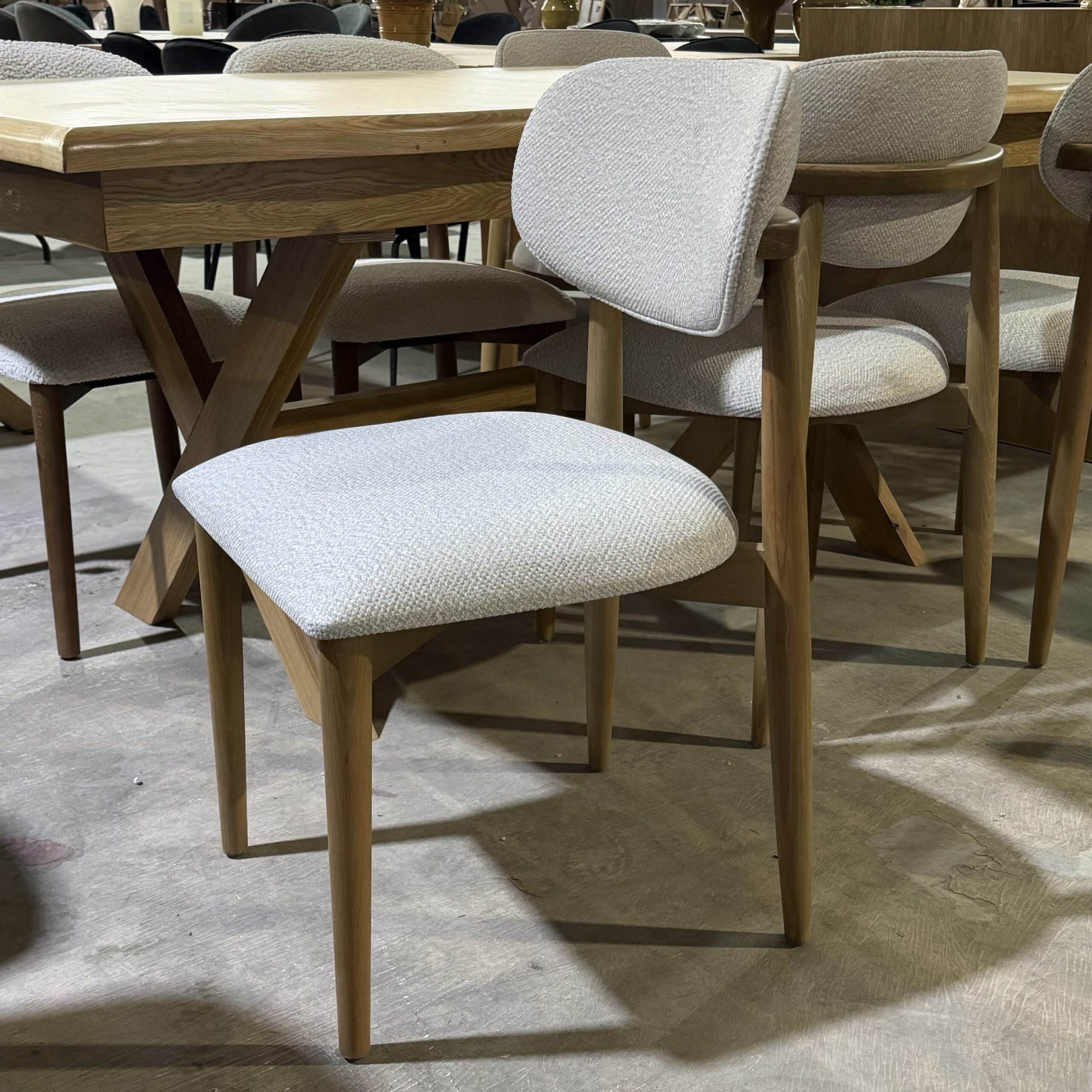 כיסא מעוצב דגם לינז בד גוון אבן רגל עץ טורק - חיסול עודפים