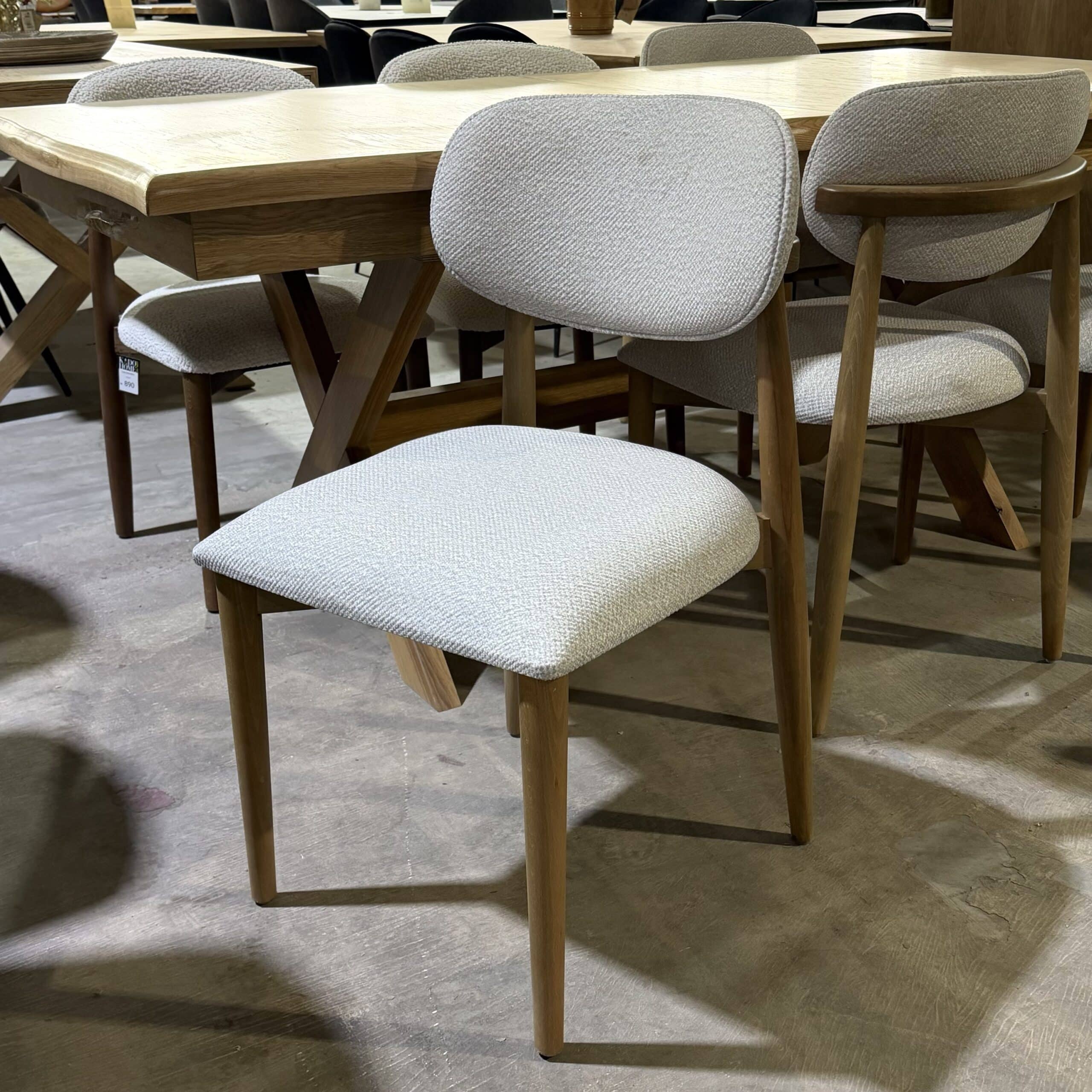 כיסא מעוצב דגם לינז בד גוון אבן רגל עץ טורק - חיסול עודפים