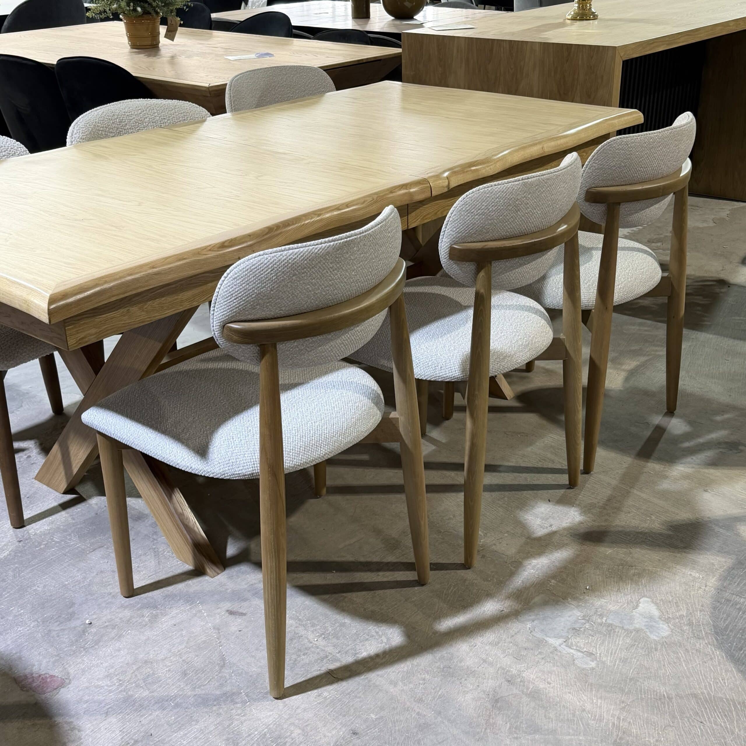 כיסא מעוצב דגם לינז בד גוון אבן רגל עץ טורק - חיסול עודפים