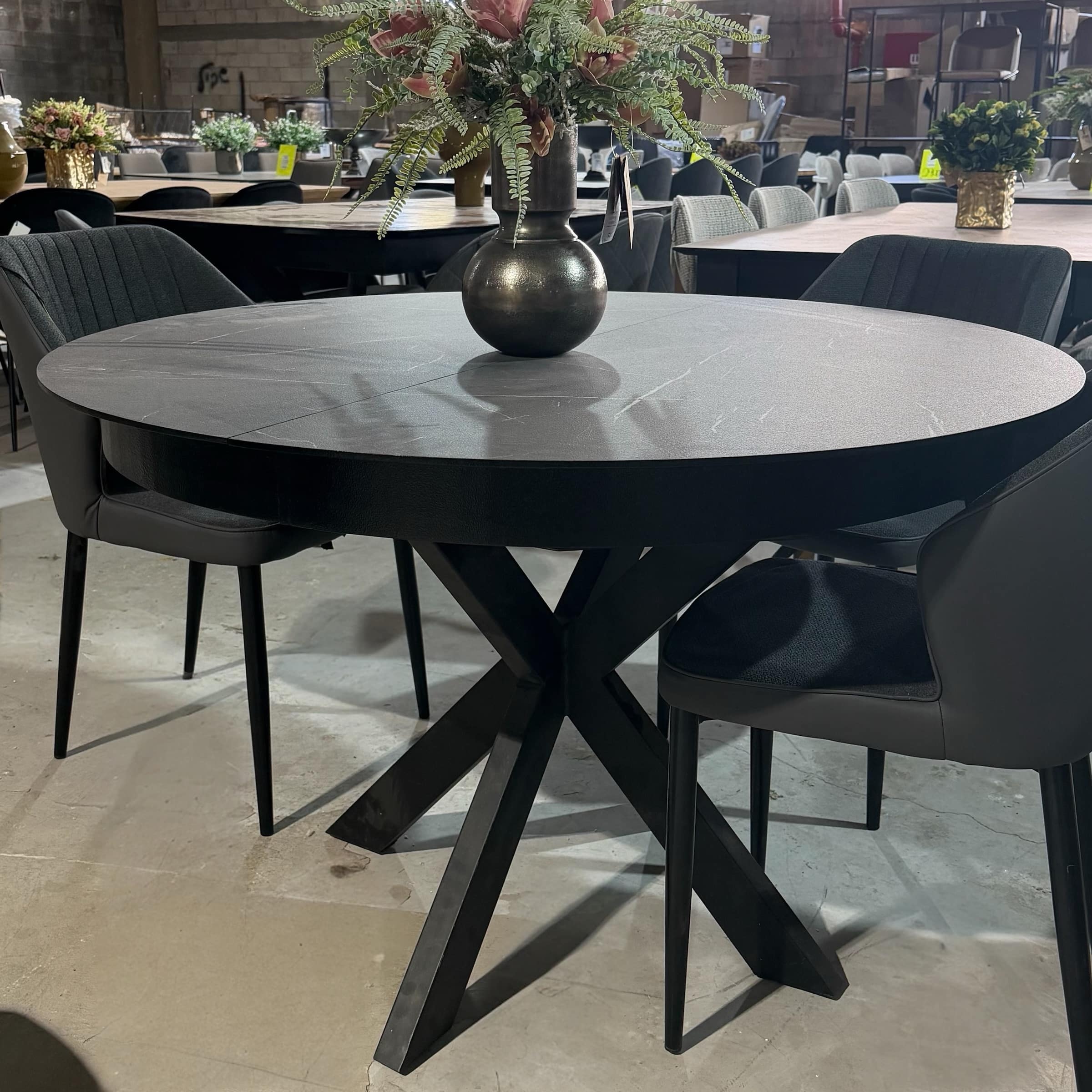 שולחן אוכל עגול מעוצב דגם בלייר שחור גידים - חיסול עודפים!