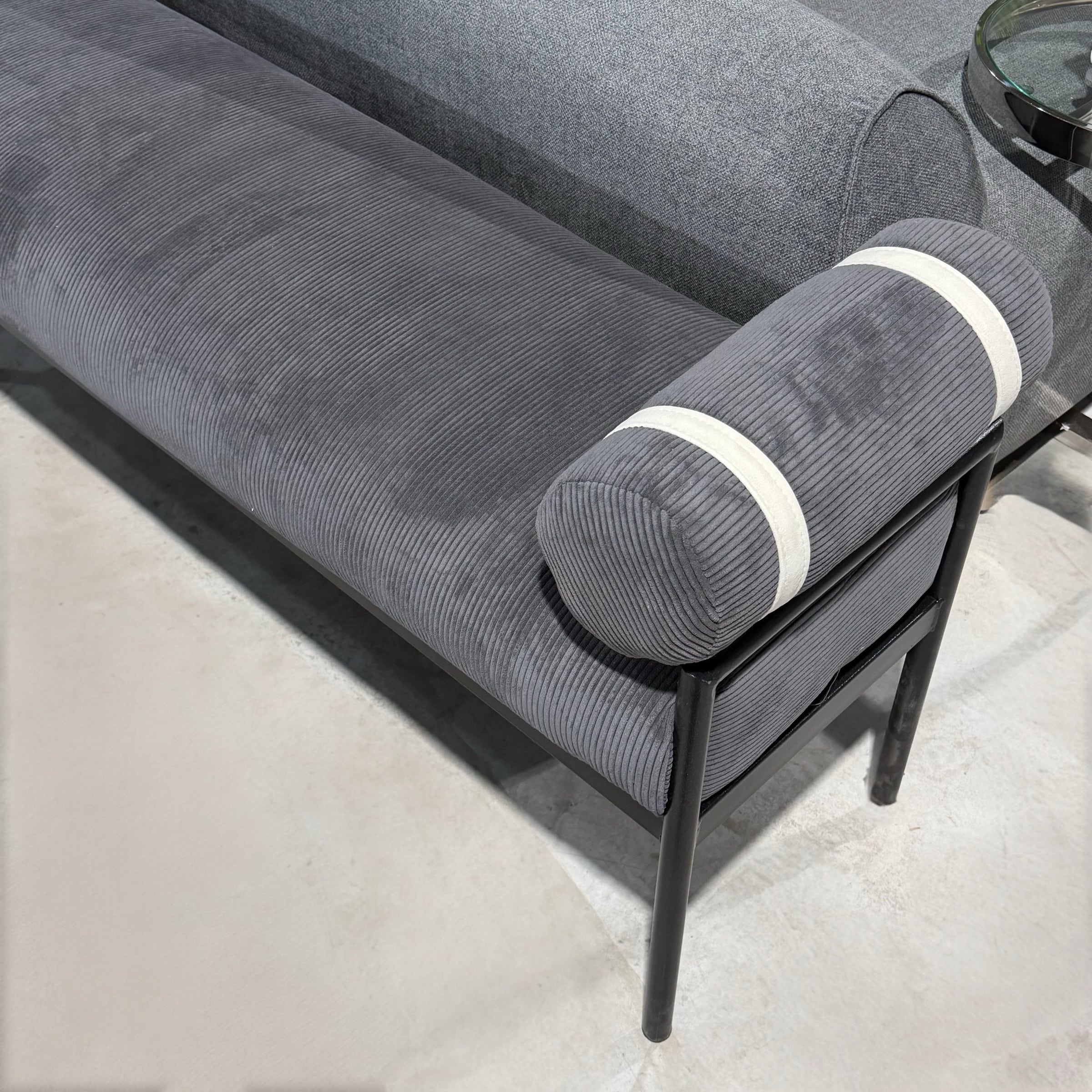 הדום מלבני דגם קרפ בד קורדרוי אפור כהה רצועה בהירה רגל ברזל שחור - אחרון בעודפים!