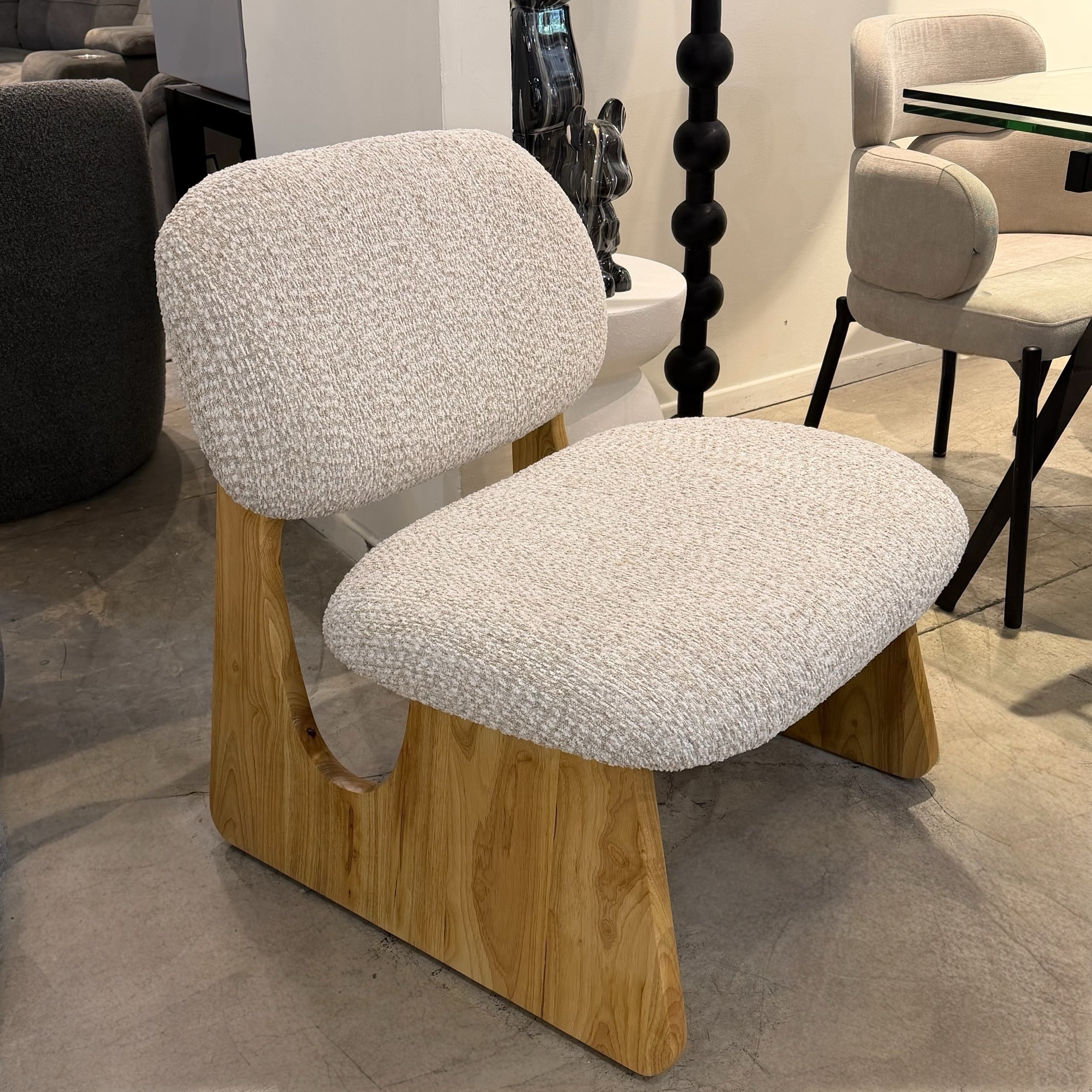 כורסא מעוצבת טייגר אריג בז משולב שמנת רגל אלון דגם ראונדי