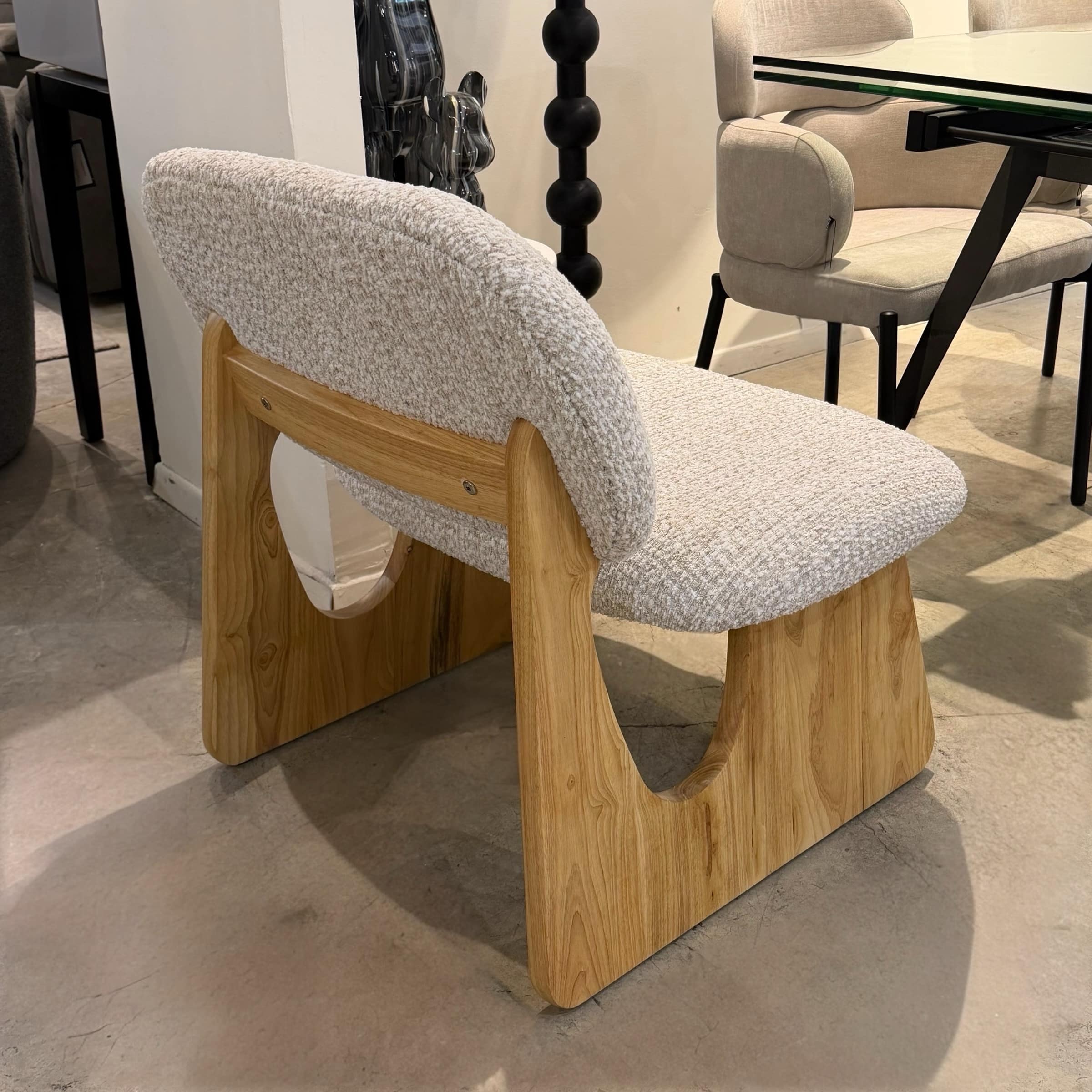 כורסא מעוצבת טייגר אריג בז משולב שמנת רגל אלון דגם ראונדי