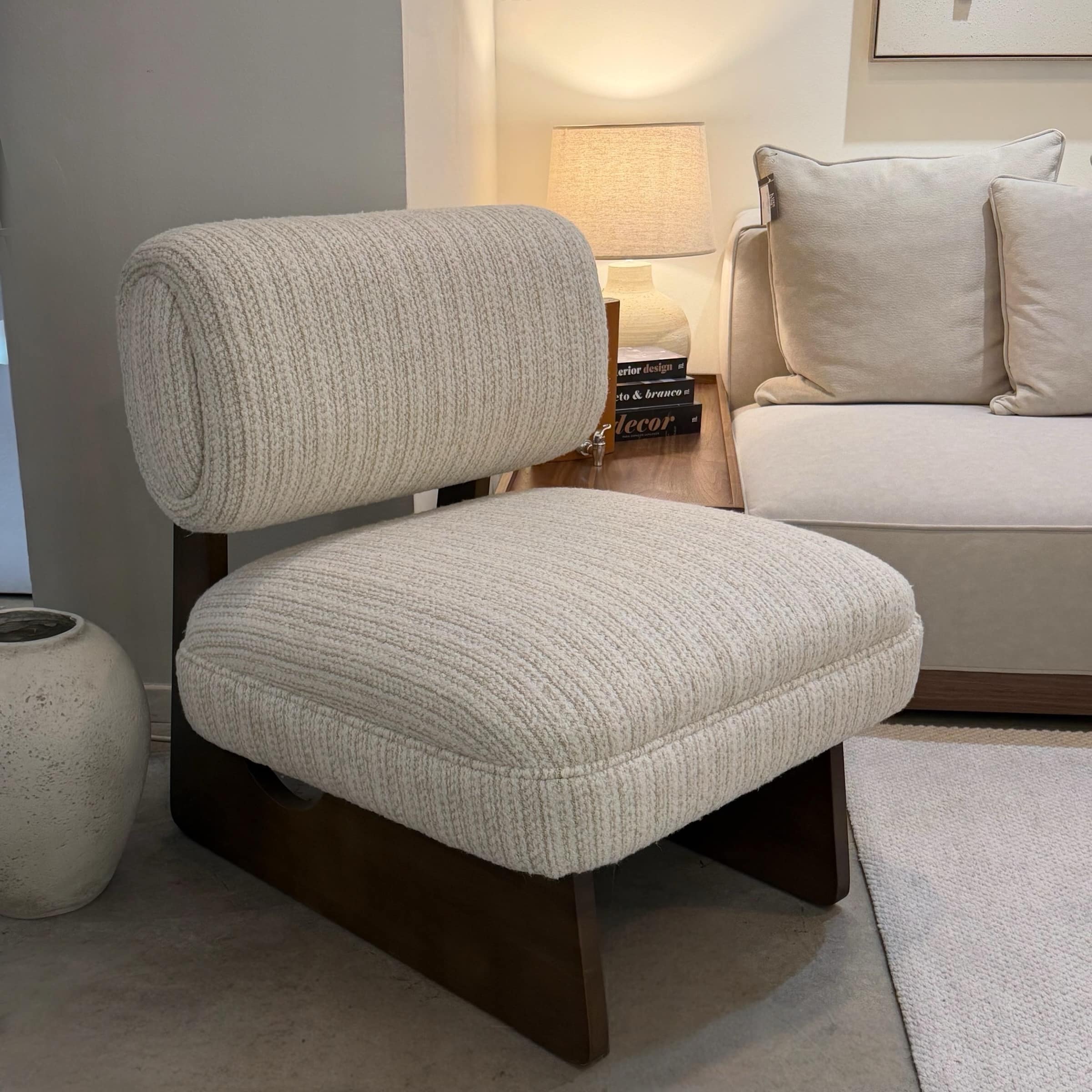 כורסא מעוצבת מרטיני ללא ידיות כבשה שמנת גוף אגוז דגם כאסו כורסא מעוצבת מרטיני ללא ידיות כבשה שמנת גוף אגוז דגם כאסו