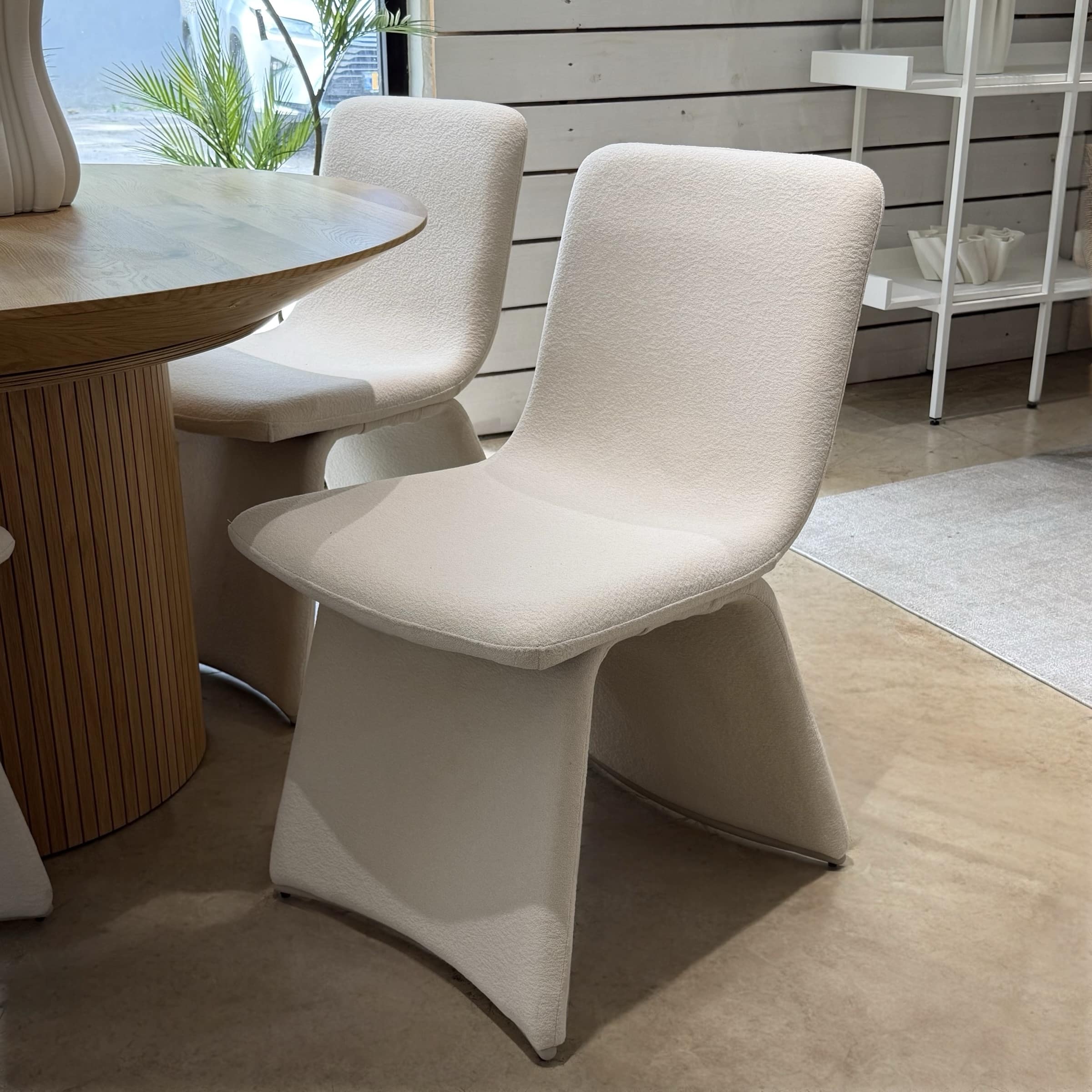 כיסא יוקרתי דייגו אריג שמנת דגם ויקטוריה