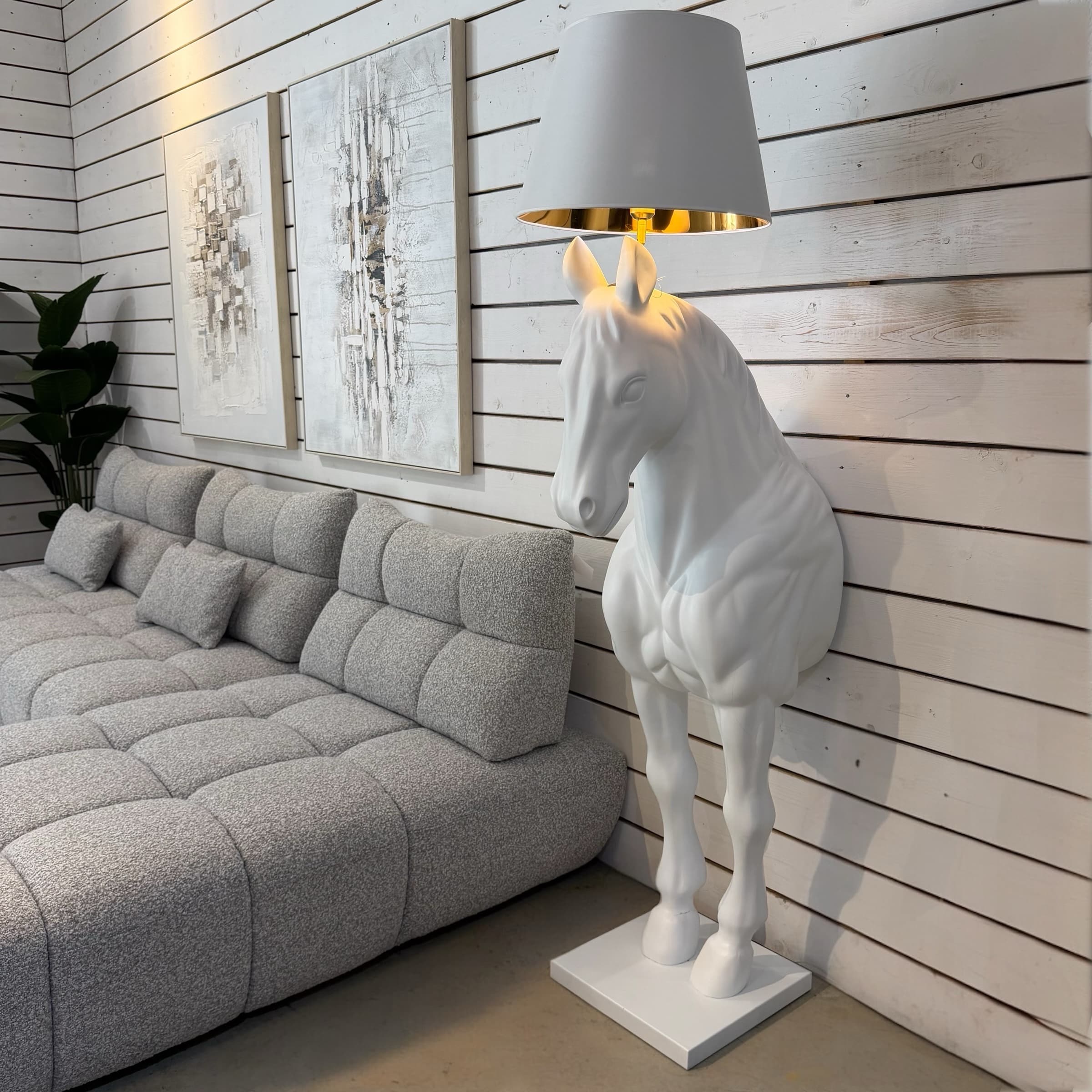 מנורת רצפה יוקרתית סוס לבן דגם סופיה