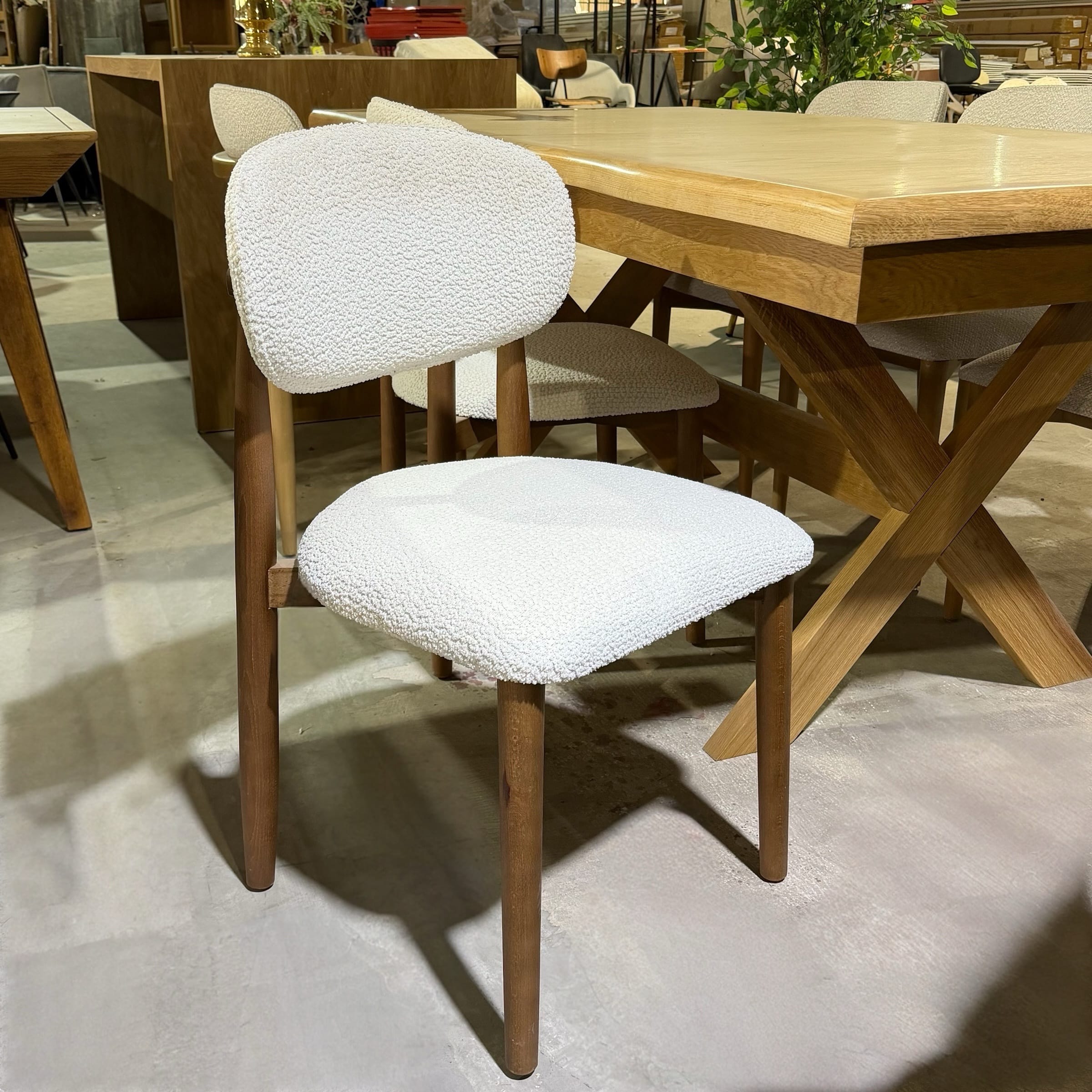 כיסא מעוצב דגם קאלי בוקלה שמנת רגל אגוז - חיסול עודפים 2 אחרונים!