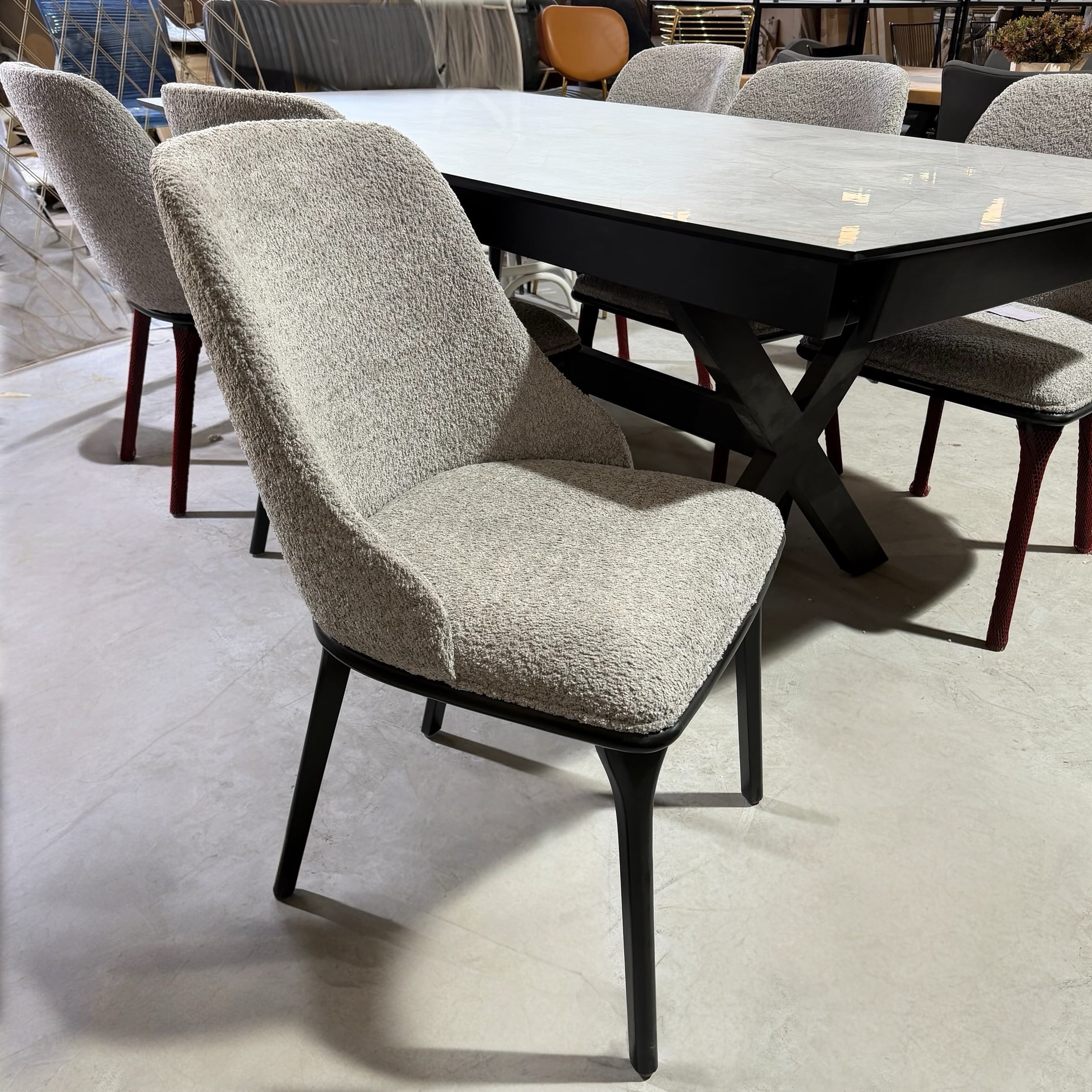 כיסא מעוצב דגם אסיה בד בוקלה אפור רגל שחורה - חיסול עודפים!