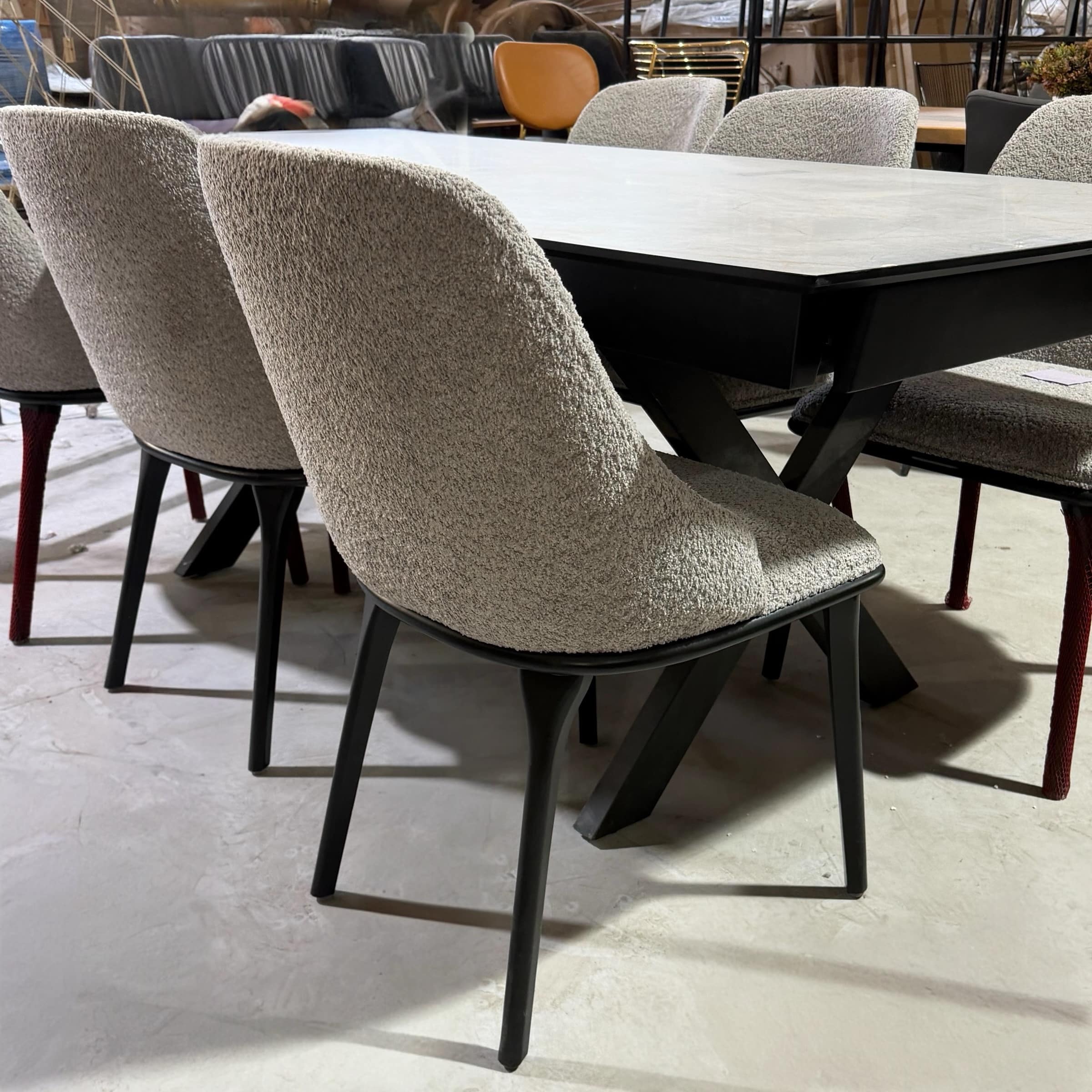 כיסא מעוצב דגם אסיה בד בוקלה אפור רגל שחורה - חיסול עודפים!